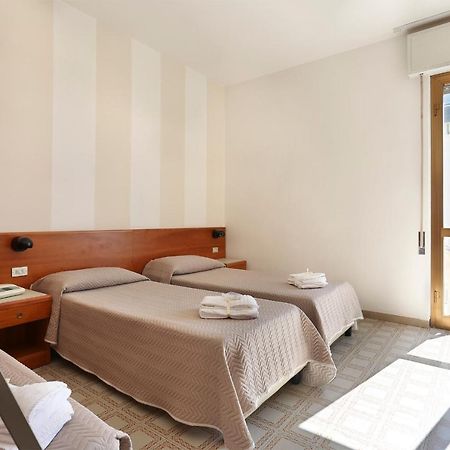 Hotel Brunella Лидо Ди Камайоре Екстериор снимка