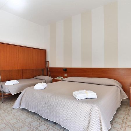 Hotel Brunella Лидо Ди Камайоре Екстериор снимка