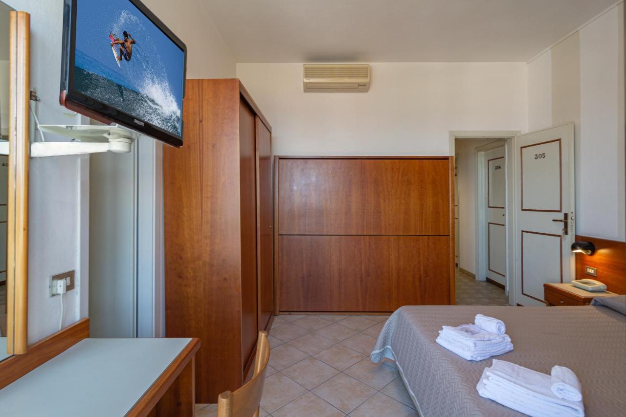 Hotel Brunella Лидо Ди Камайоре Екстериор снимка