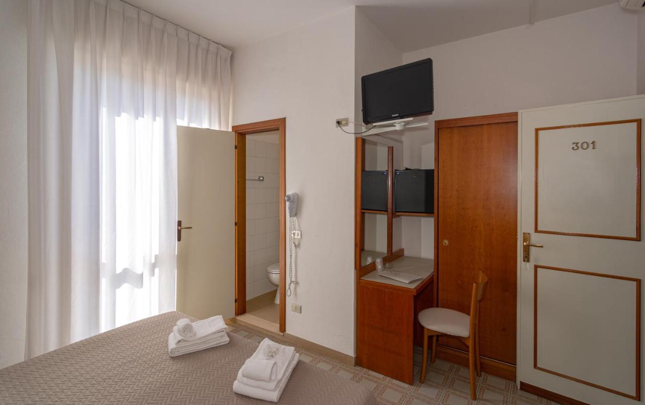 Hotel Brunella Лидо Ди Камайоре Екстериор снимка