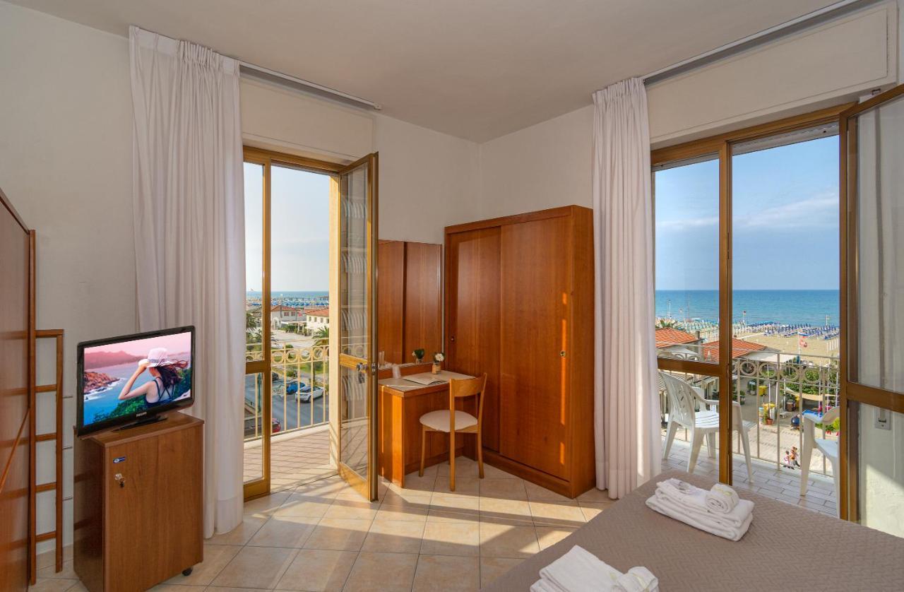 Hotel Brunella Лидо Ди Камайоре Екстериор снимка