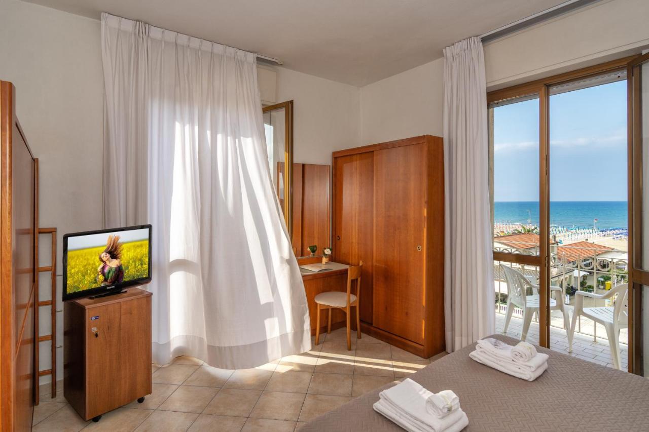 Hotel Brunella Лидо Ди Камайоре Екстериор снимка