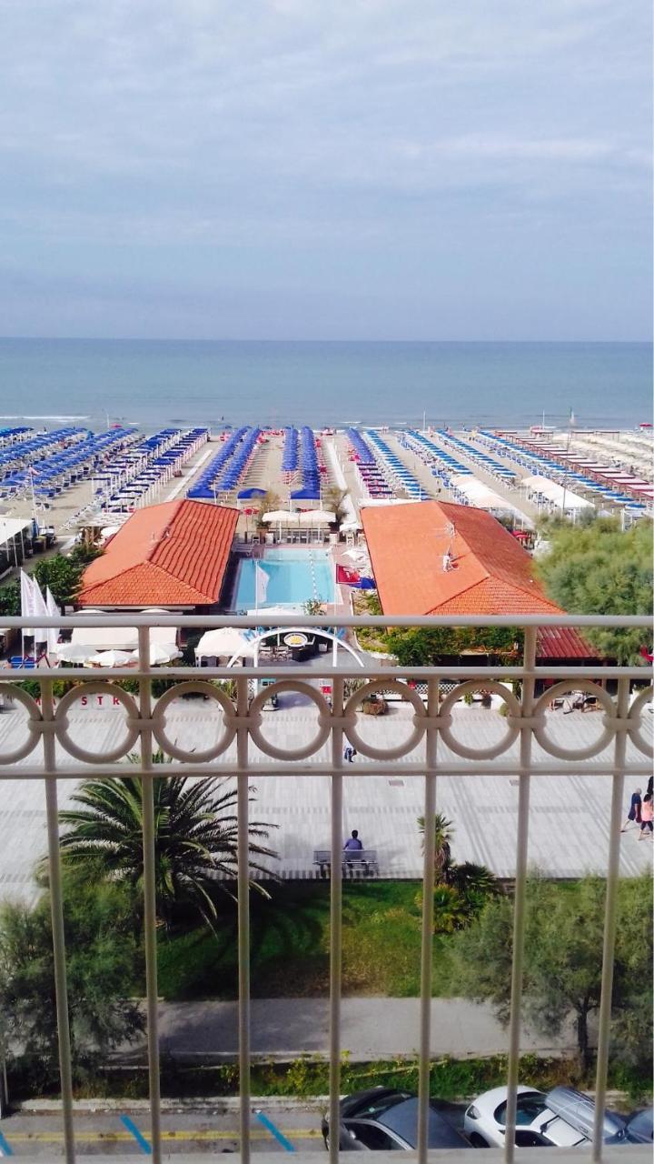 Hotel Brunella Лидо Ди Камайоре Екстериор снимка