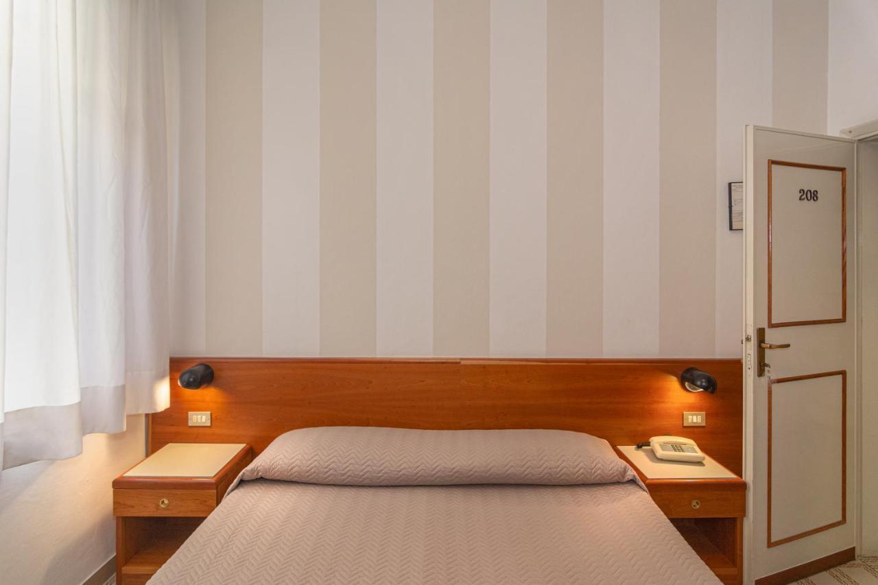 Hotel Brunella Лидо Ди Камайоре Екстериор снимка