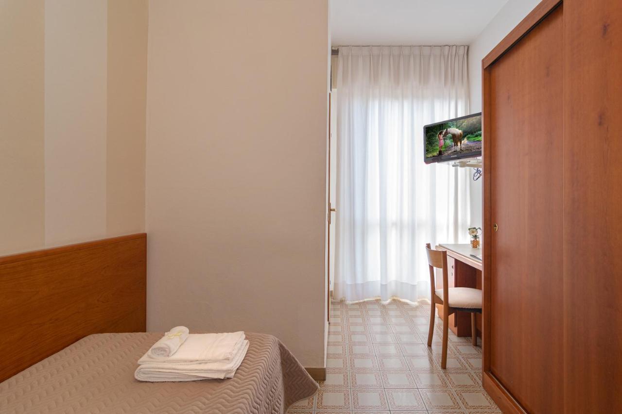 Hotel Brunella Лидо Ди Камайоре Екстериор снимка