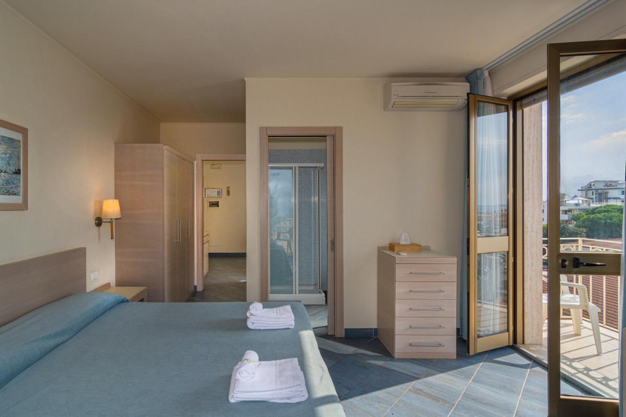 Hotel Brunella Лидо Ди Камайоре Екстериор снимка