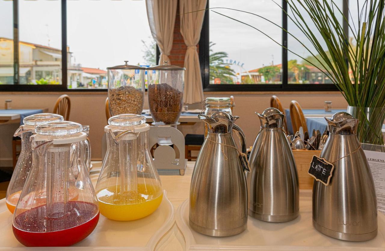 Hotel Brunella Лидо Ди Камайоре Екстериор снимка