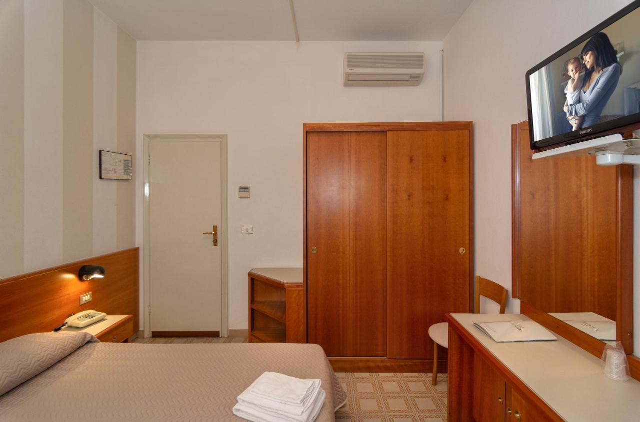 Hotel Brunella Лидо Ди Камайоре Екстериор снимка