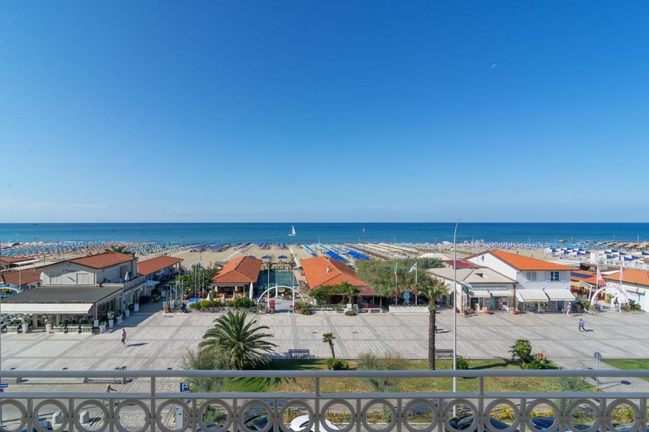 Hotel Brunella Лидо Ди Камайоре Екстериор снимка
